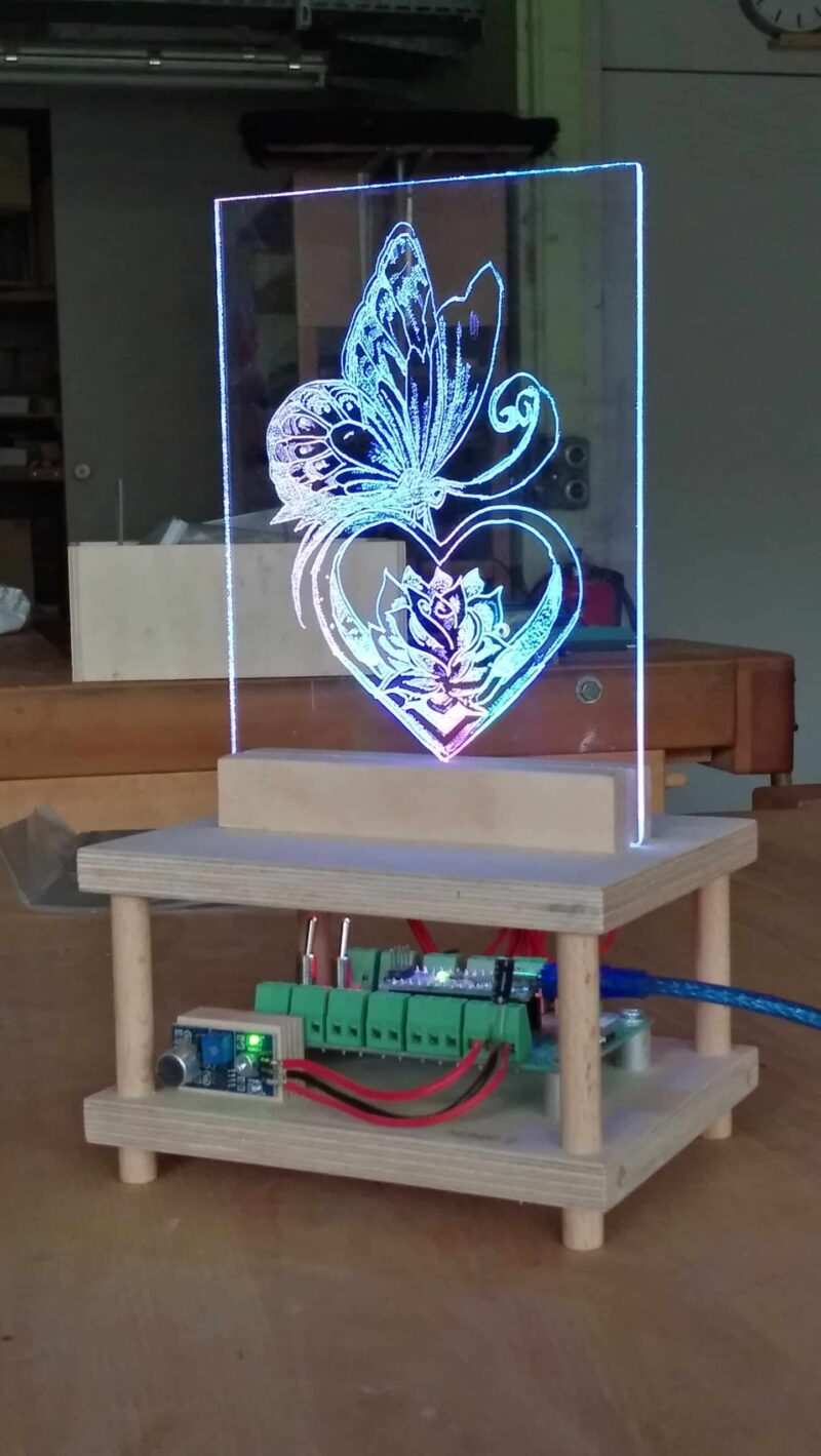 Schülerarbeit im Werken: Plexiglas Lampe mit LED und Arduino Soundsensor